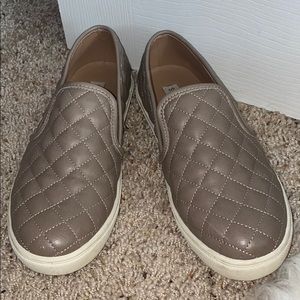 Steve Madden Size 8 Quilted Sneakers
